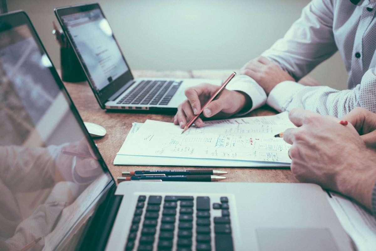 Laptop und Notizen bei einer Finanzanalyse