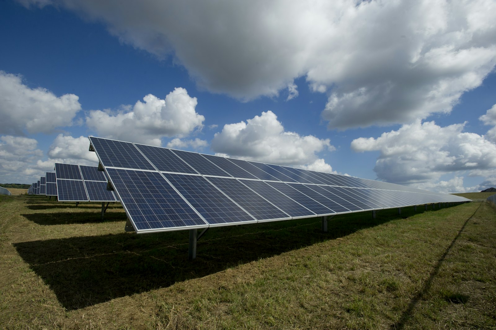 Photovoltaik-Freiflächenanlage unter blauem Himmel