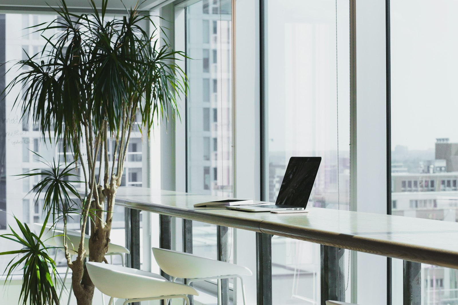 Helles Büro mit Arbeitsplätzen